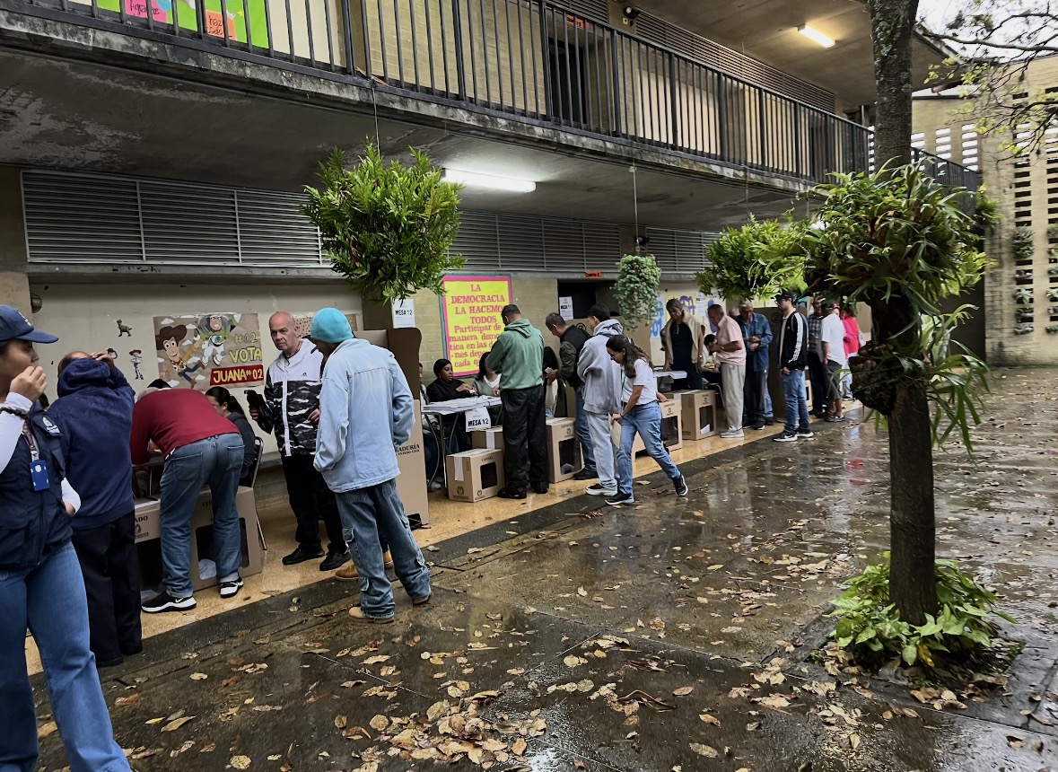 Personas preparándose para ejercer su derecho al voto