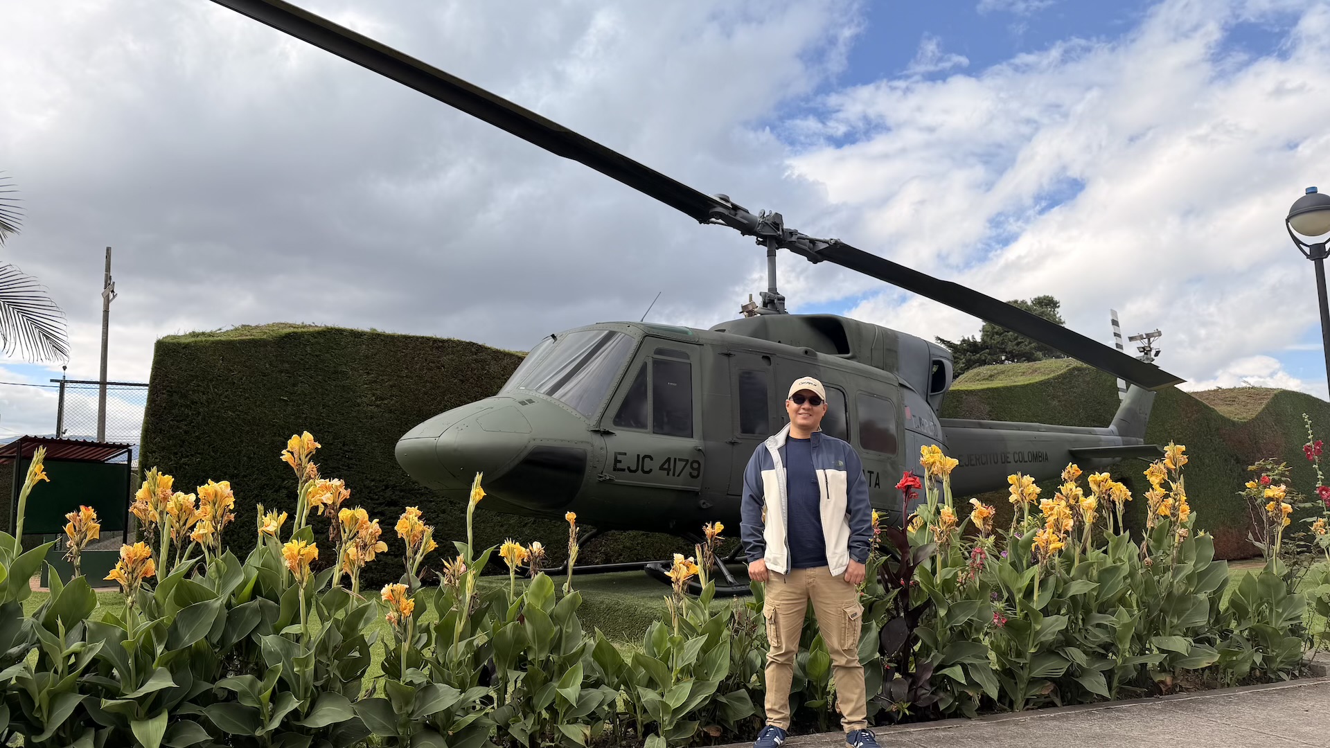 Ricardo coronó el junto a un helicóptero del Ejército Nacional de Colombia.