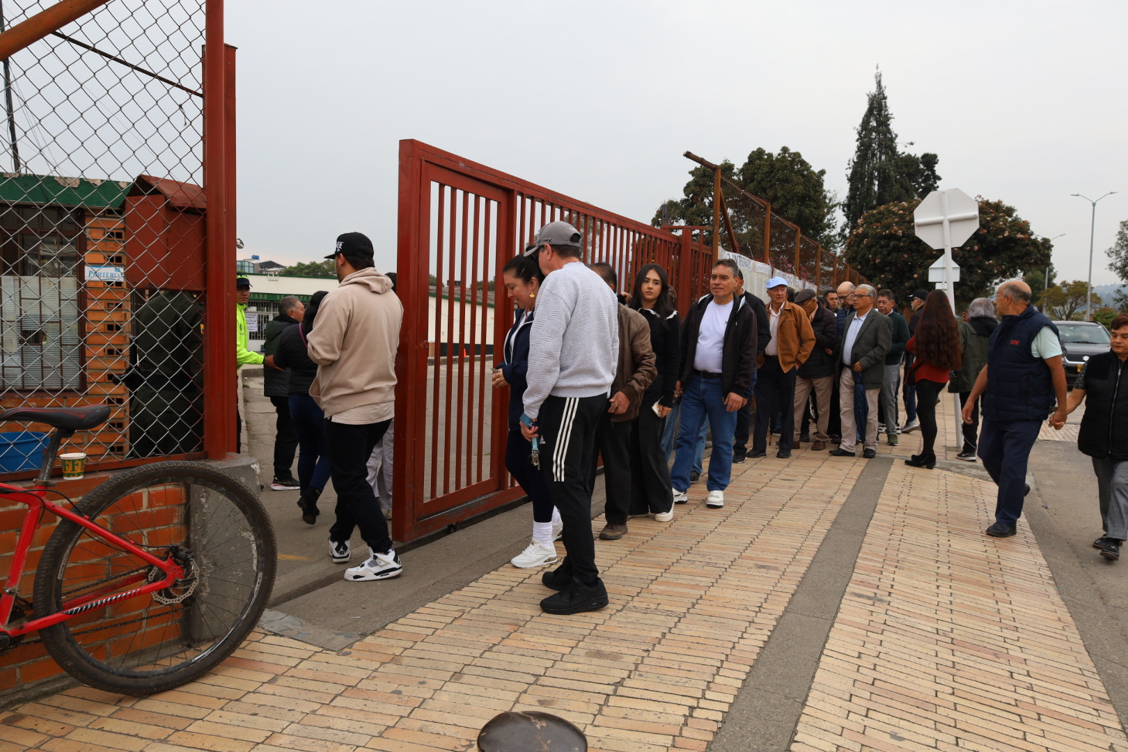 Votantes realizando la fila previo al ingreso al Liceo Integrado de Zipaquirá