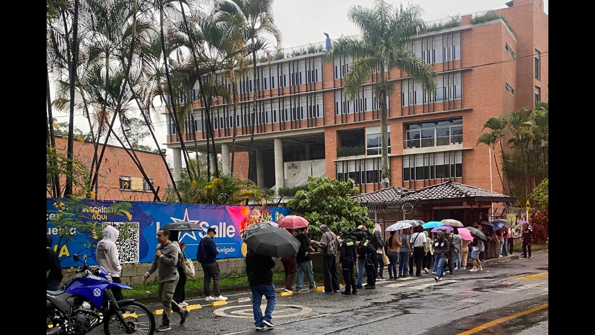 Inicio de la jornada electoral durante la mañana lluviosa en el Colegio La Salle, Envigado.