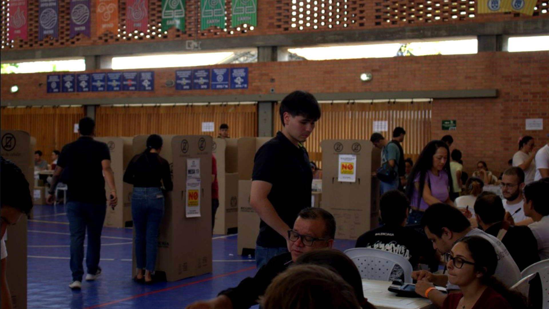 Jóven ejerciendo su derecho al voto