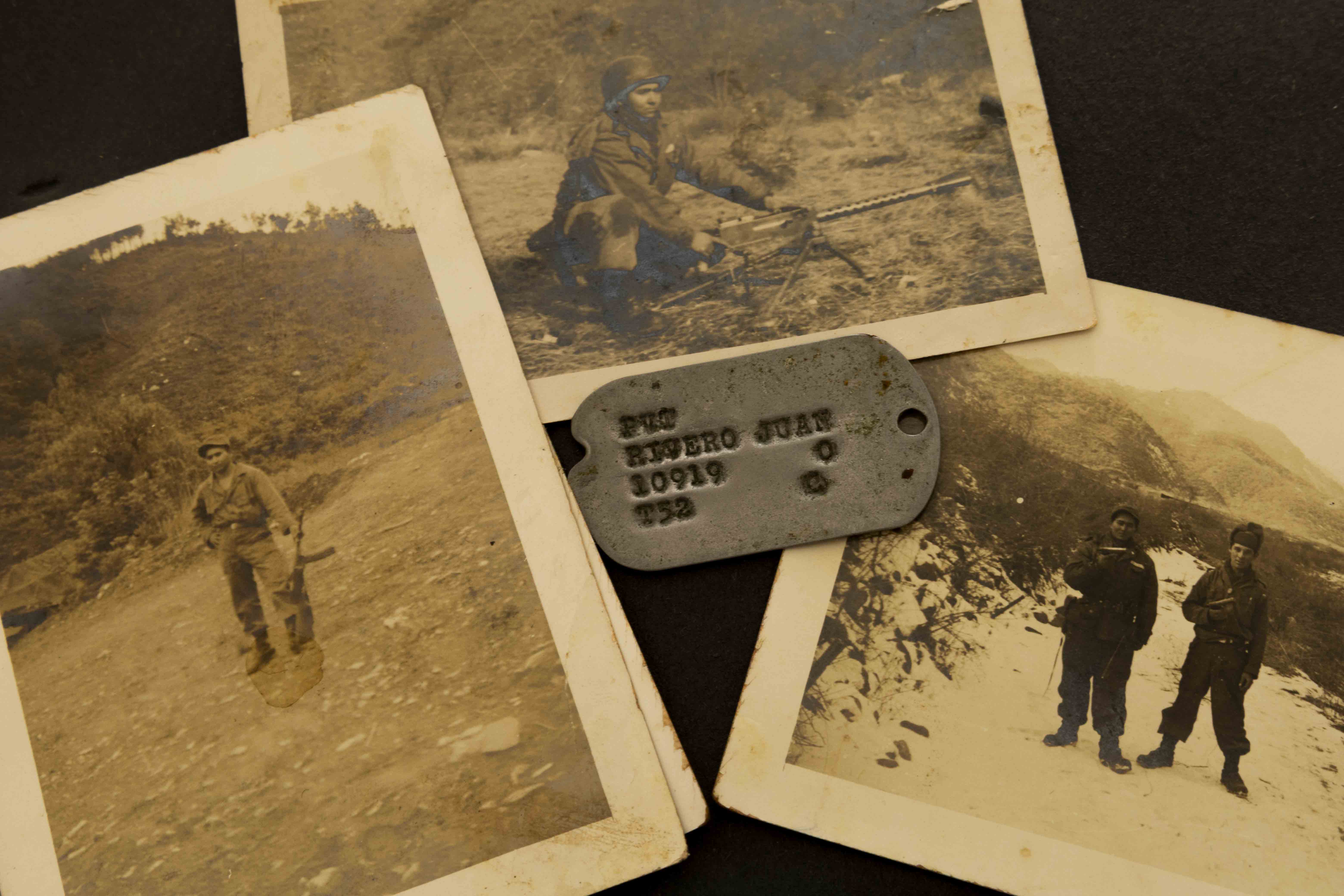 En el centro de la imagen aparece la placa de Juan Bautista, rodeado de tres fotografías del veterano en la Guerra de Corea. 