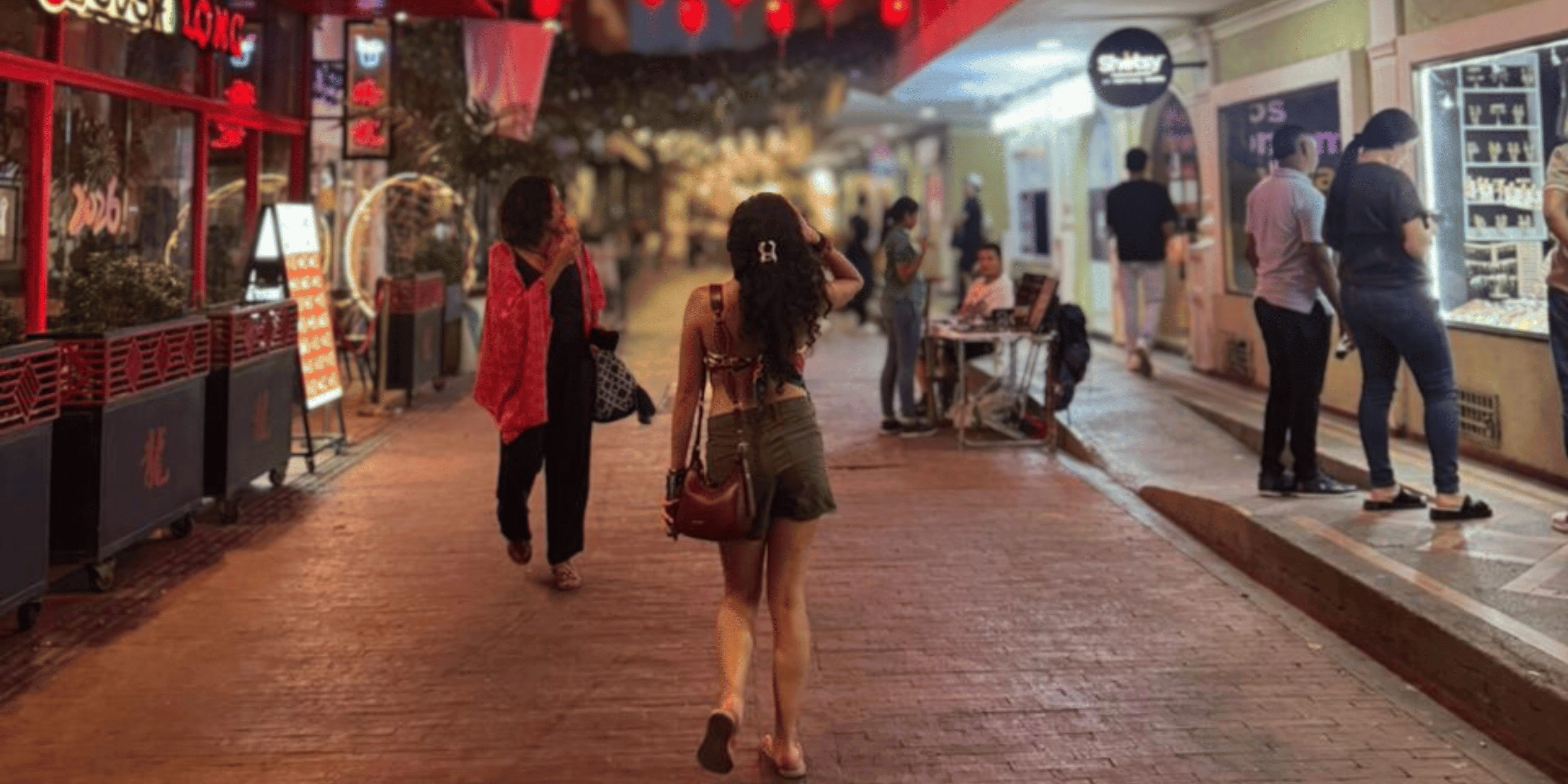 Imagen de una mujer de espaldas, caminando sola por una calle de Cartagena