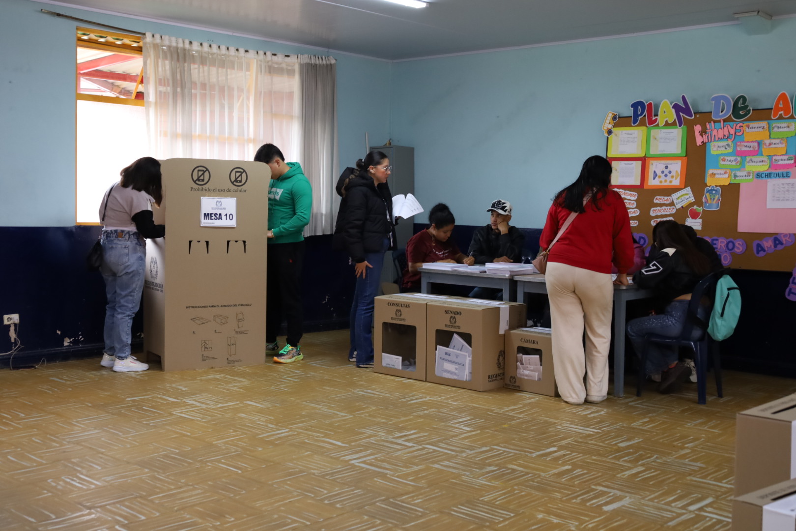 Los jovenes continuan ejerciendo su derecho al voto en las ultimas horas