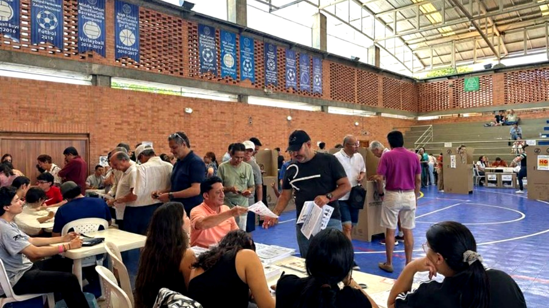 Mesas de votación Colegio Nuevo Cambridge de Floridablanca, Santander