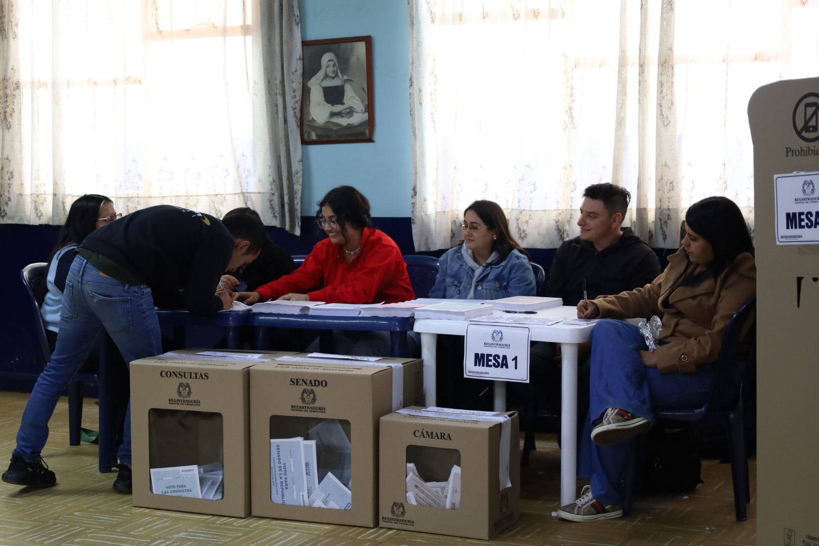 Mesa de jurados del colegio La Presentación, mientras se desarrolla la jornada