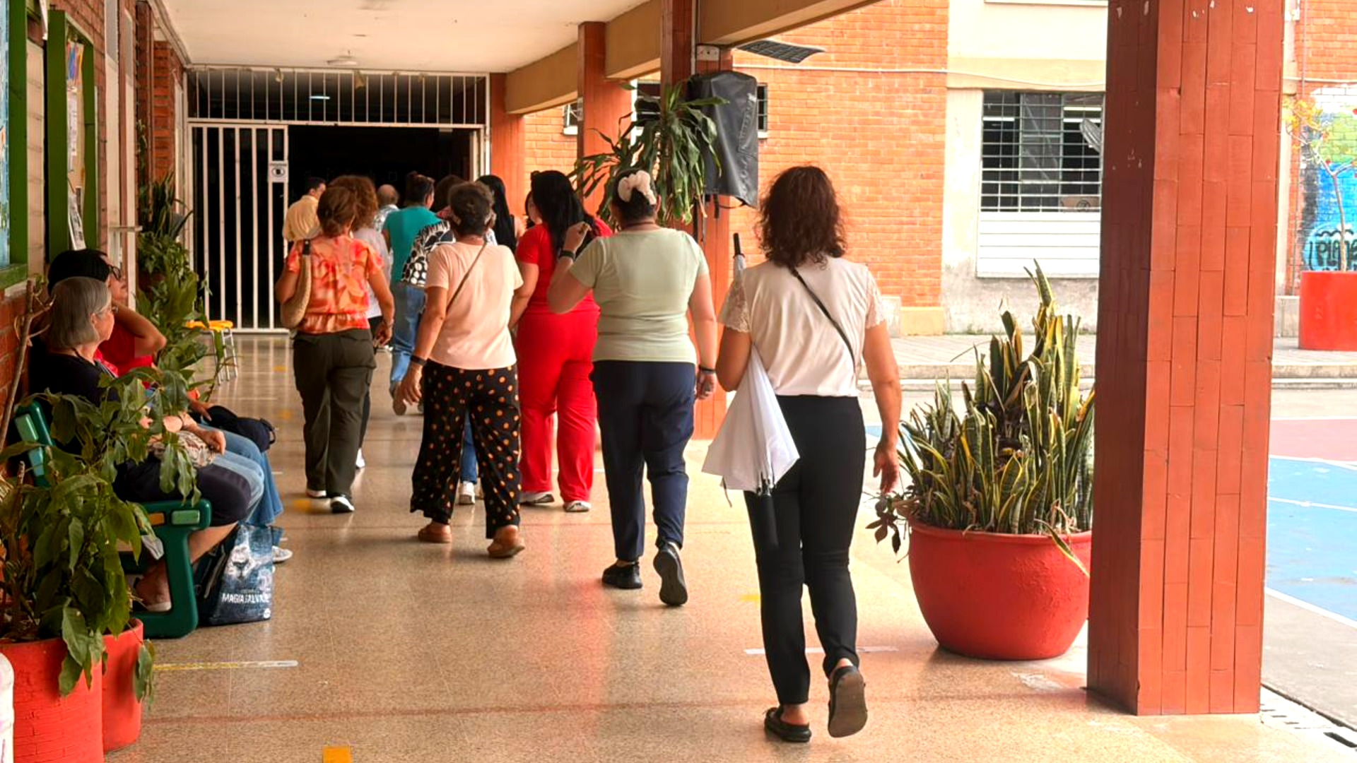 En el Instituto Aurelio Martínez Mutis los ciudadanos se presentan a ejercer su derecho al voto. 