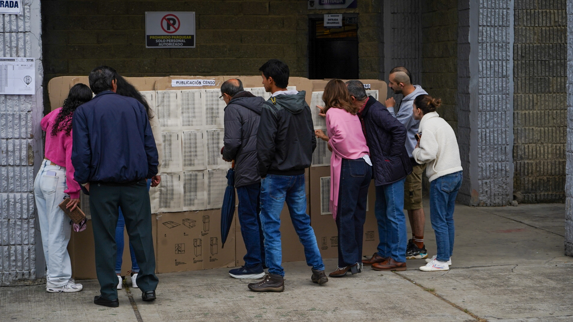 Ciudadanos de Sopó revisan su mesa de votación previo a ejercer su derecho al voto.