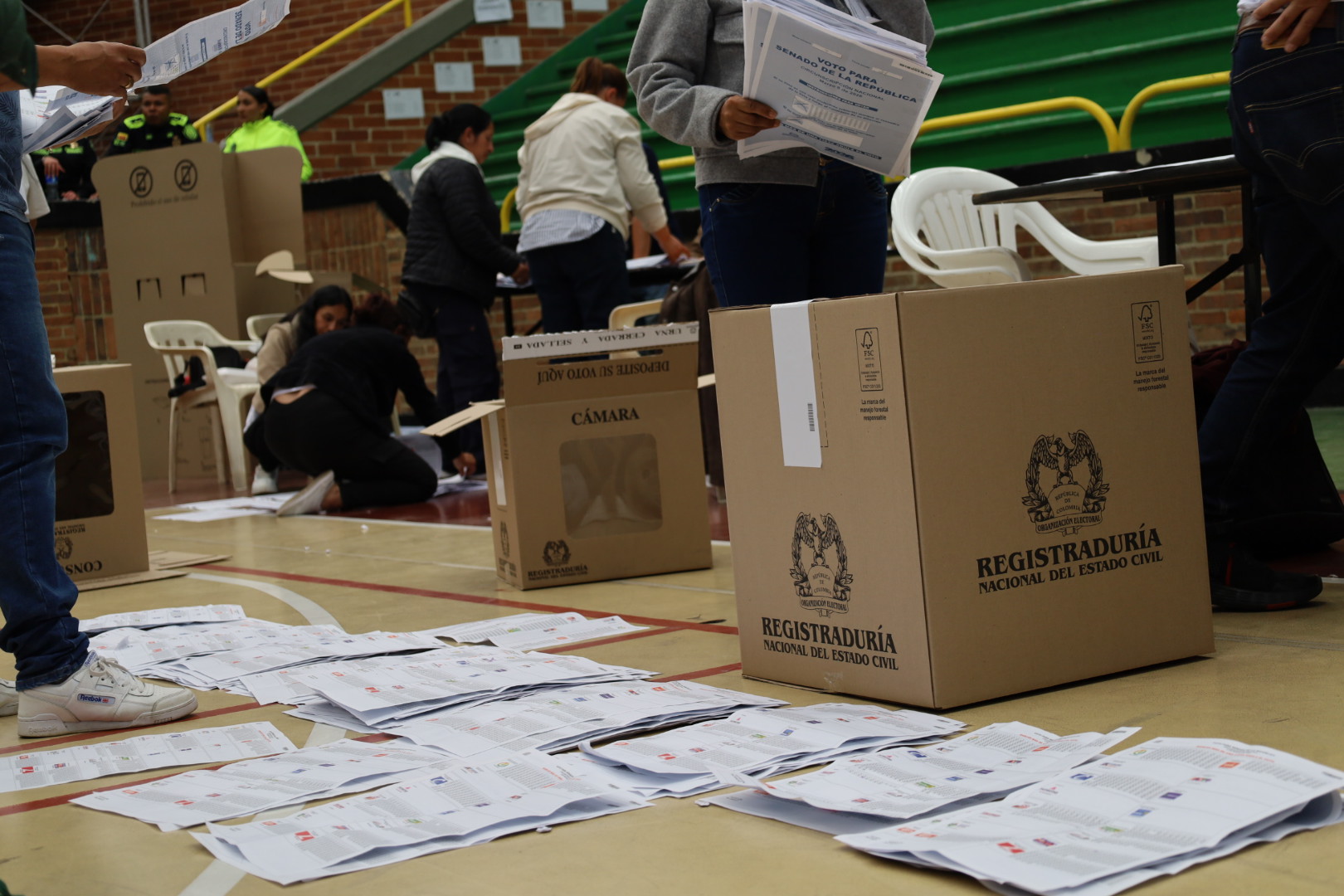 Conteo de tarjetones en la Concha Acústica el 8 de marzo a las 4:30 de la tarde. Fotografía por Sara Mesa Nieves