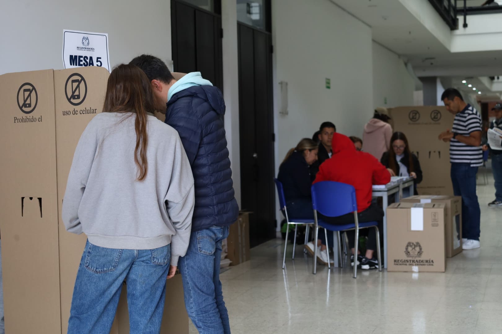 Votantes en un mismo cubículo Universidad de Cundinamarca el 8 marzo a las 11:25am. Fotografía por Sara Mesa Nieves