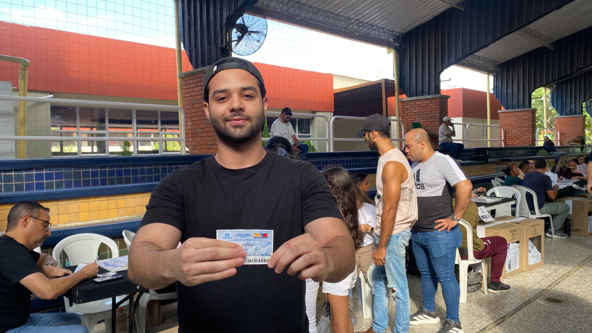 Hombre Joven Mostrando el comprobante de votación