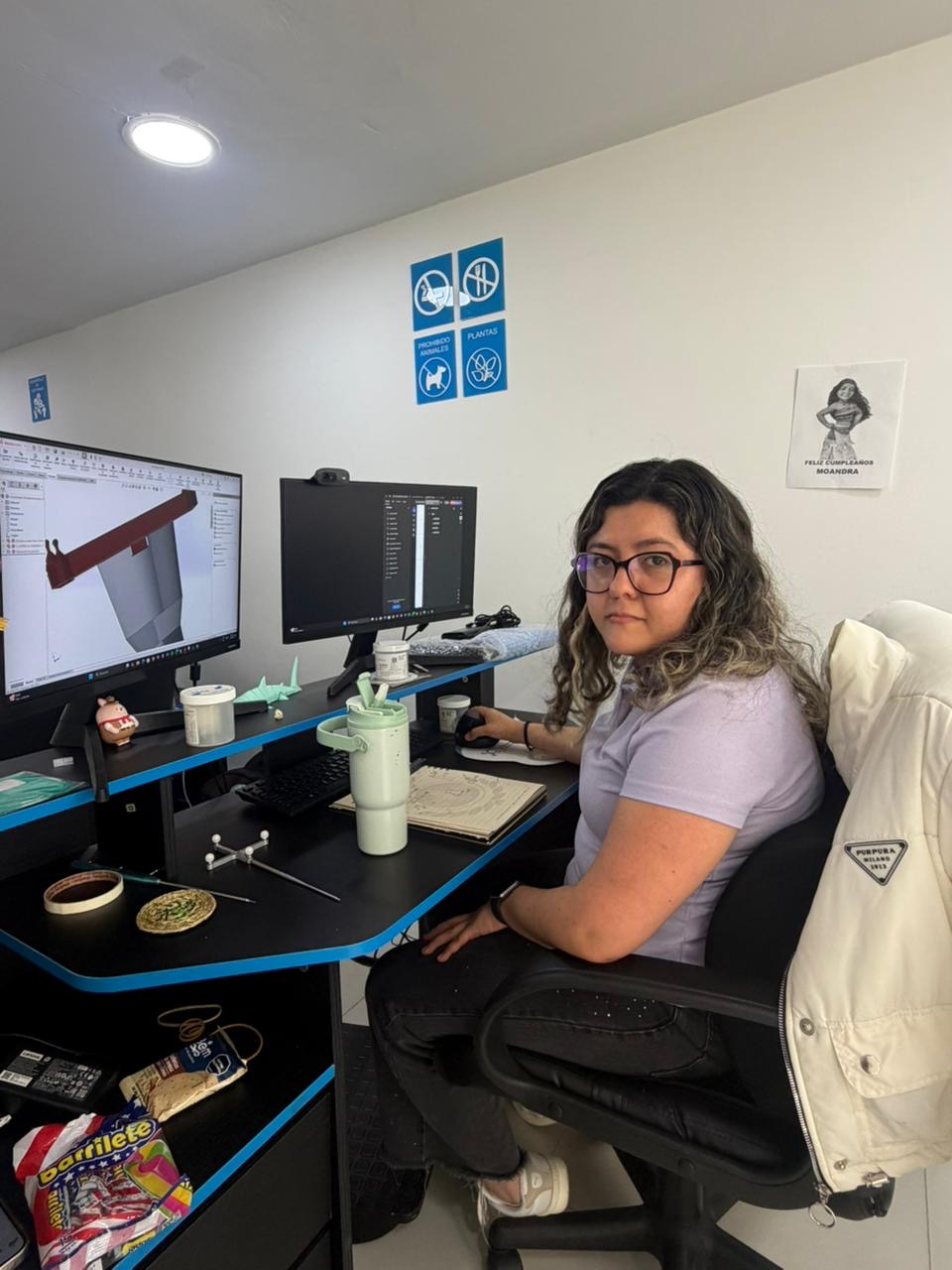 La ingeniera Alejandra Bohórquez, CEO de Navimetric Latinoamérica, trabajando en la programación y puesta a punto de un sistema de neuro-navegación activo en su oficina de Bogotá. Foto: Luisa Fernanda Bohórquez
