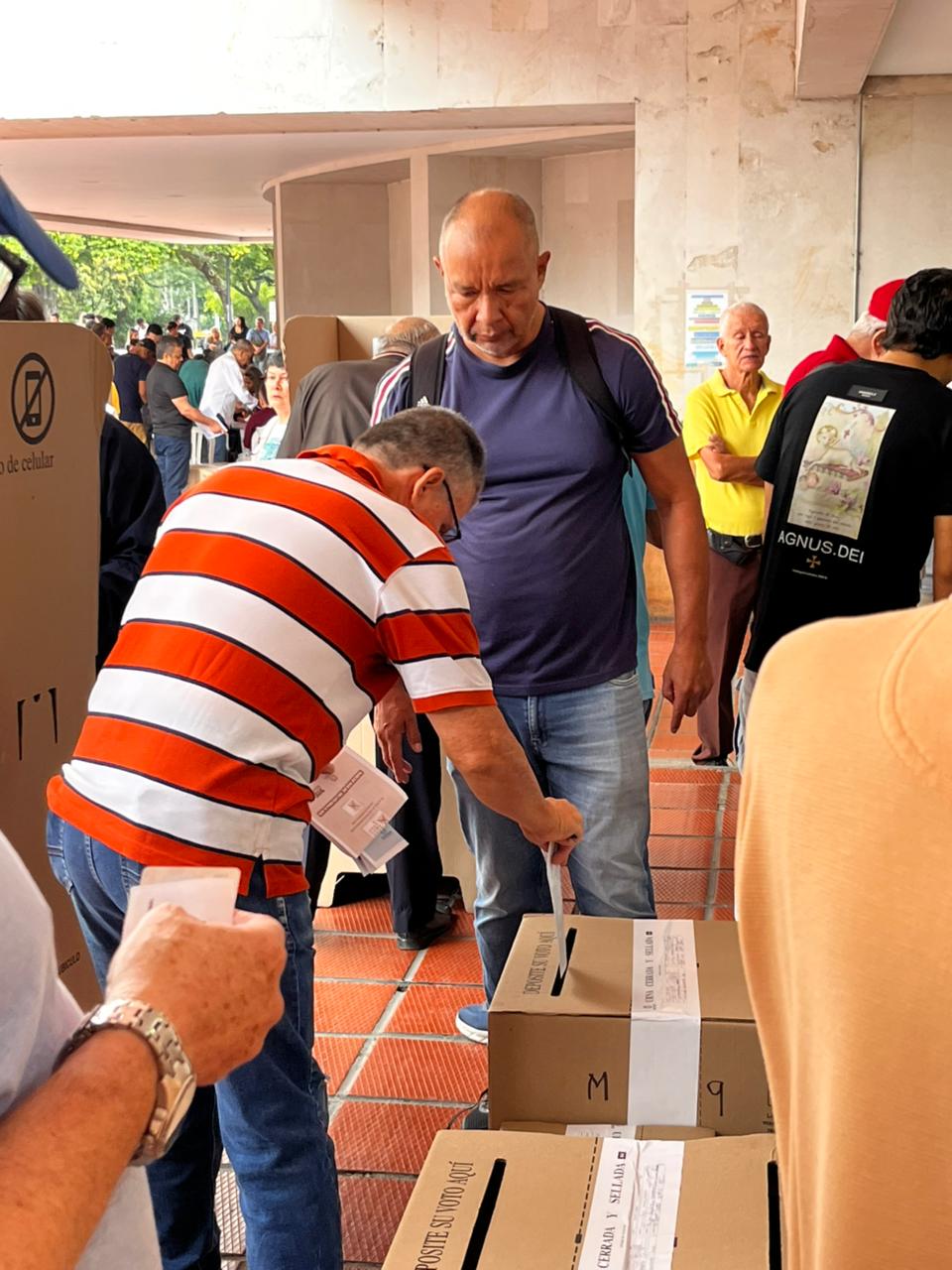 Ciudadanos votan en el CAM (Alcaldía de Cali), uno de los puestos más grandes de la capital del Valle.