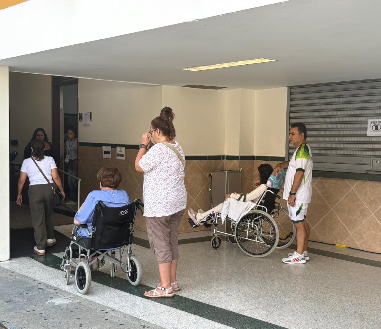 Personas con movilidad reducida ejercen su derecho al voto.