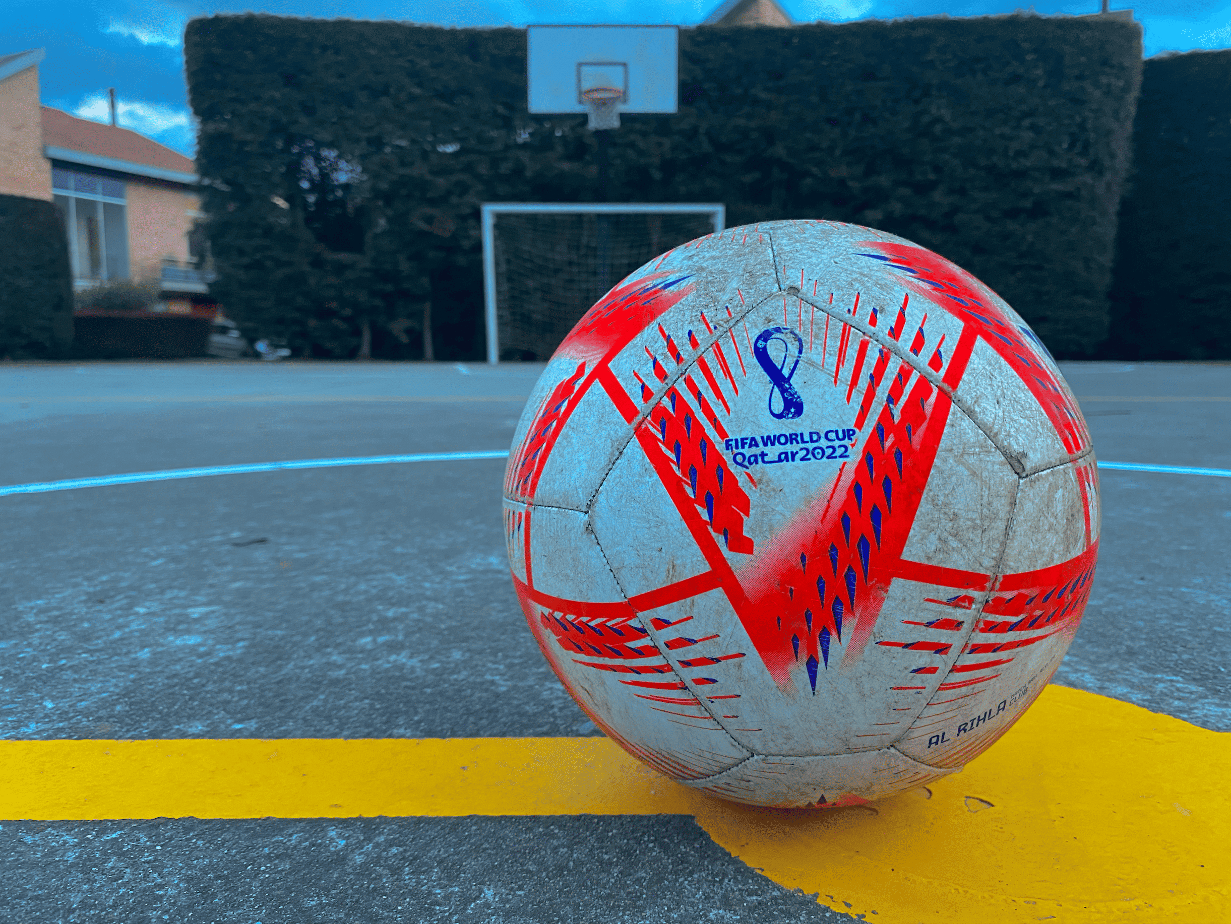 Imagen de balón de fútbol en cancha