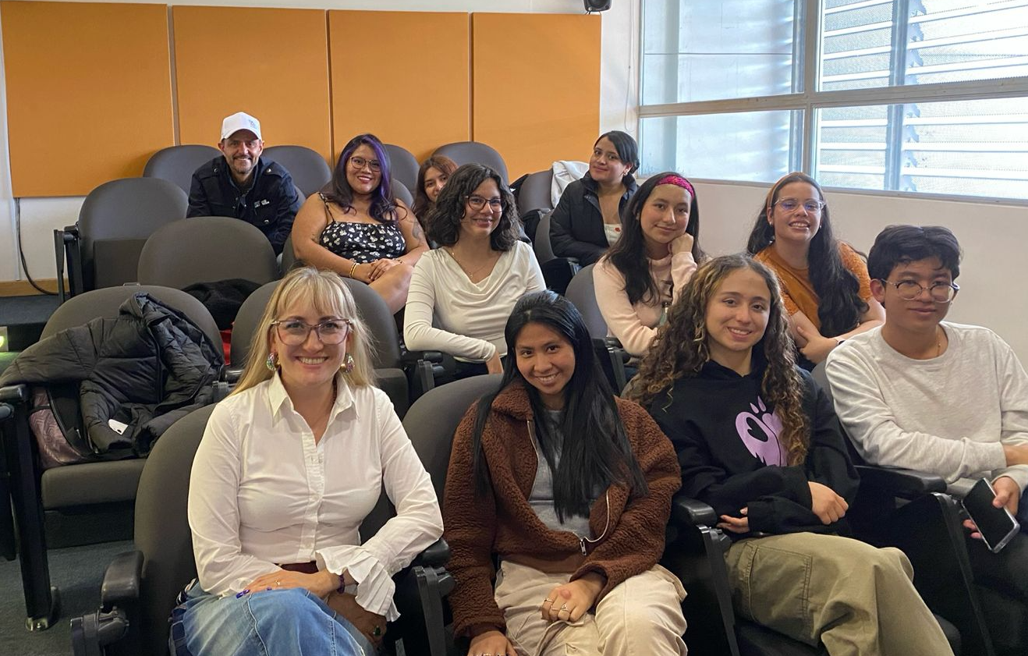 Catalina Plata durante el taller “Usa tu voz para narrar” en el FIAFest 2026, donde los asistentes realizaron ejercicios de doblaje e interpretación vocal.