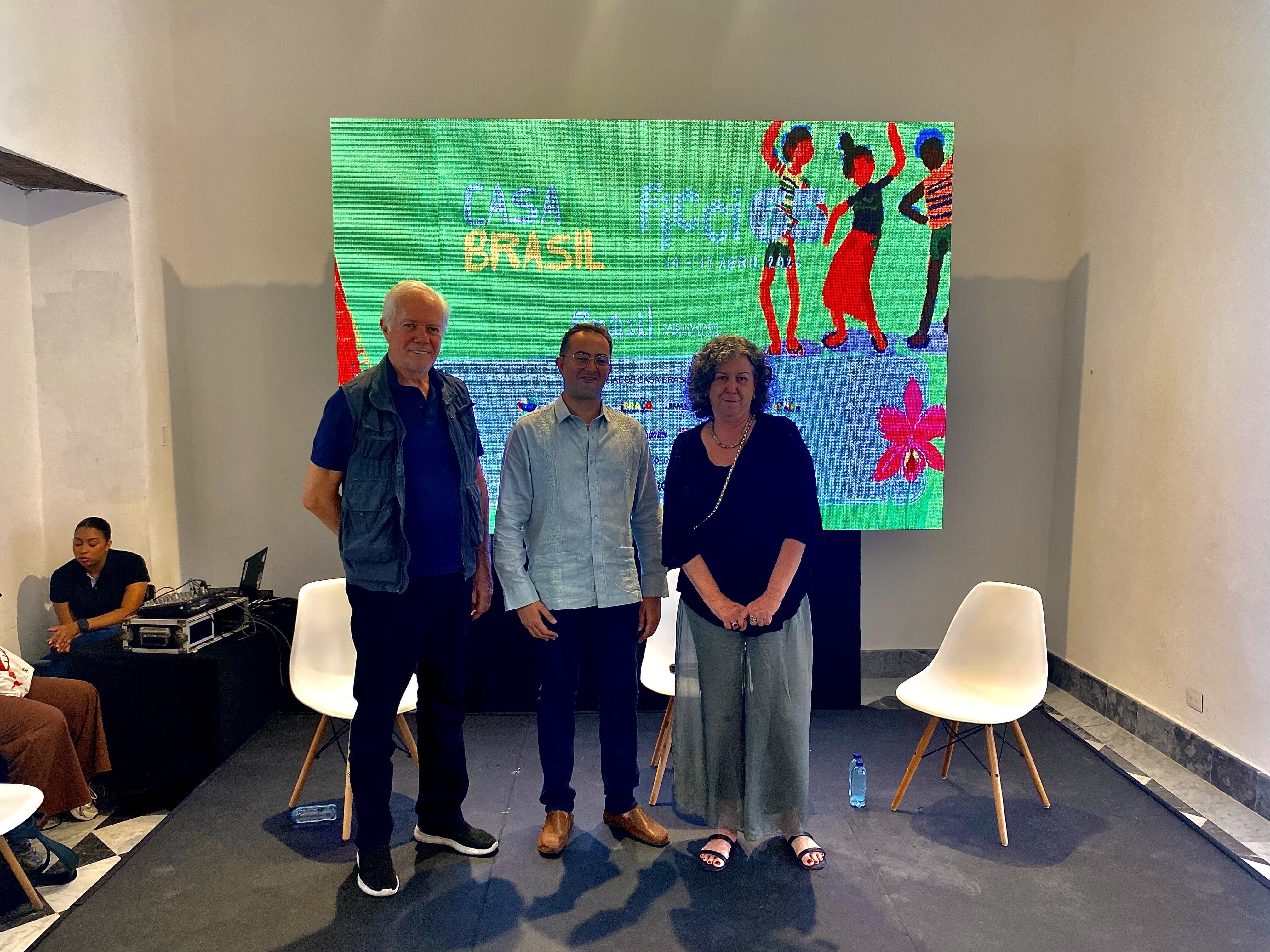 Paulo Seinse, Zeca Brito y Carla Esmeralda (de izquierda a la derecha), participantes del conversatorio