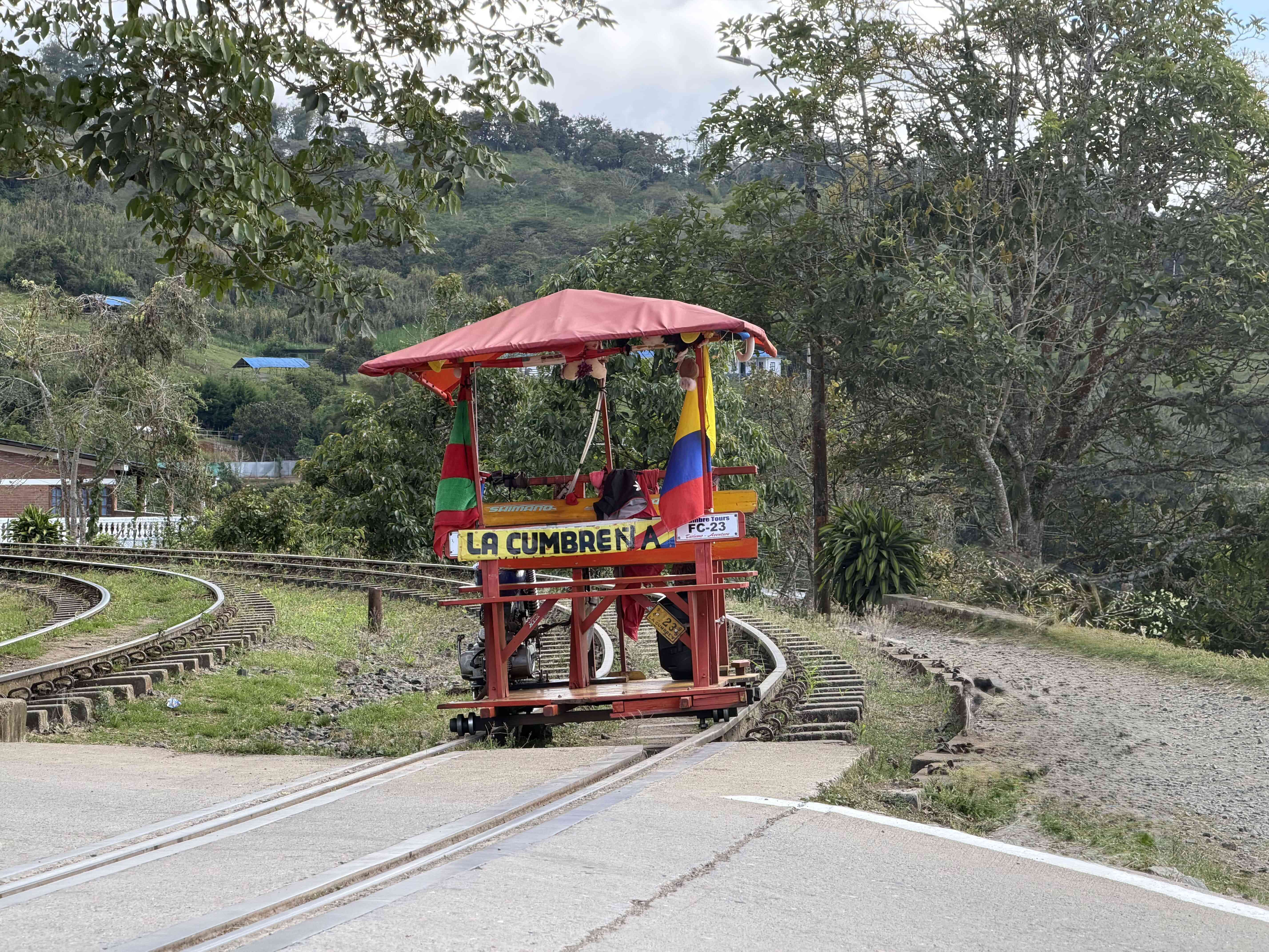 La Cumbreña, brujita decorada haciendo alusión a su pueblo: La Cumbre, Valle del Cauca 