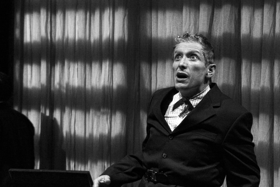 Fabio Rubiano en puesta en escena (Imagen de cortesía por ‘Prensa Teatro Petra’)