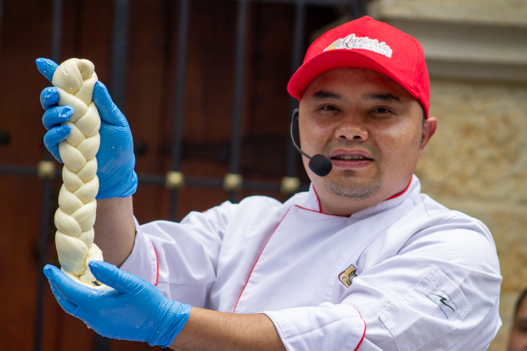 Maestro quesero hace demostración de cómo se hace el mozzarella fresco en el segundo festival del queso de Sopó