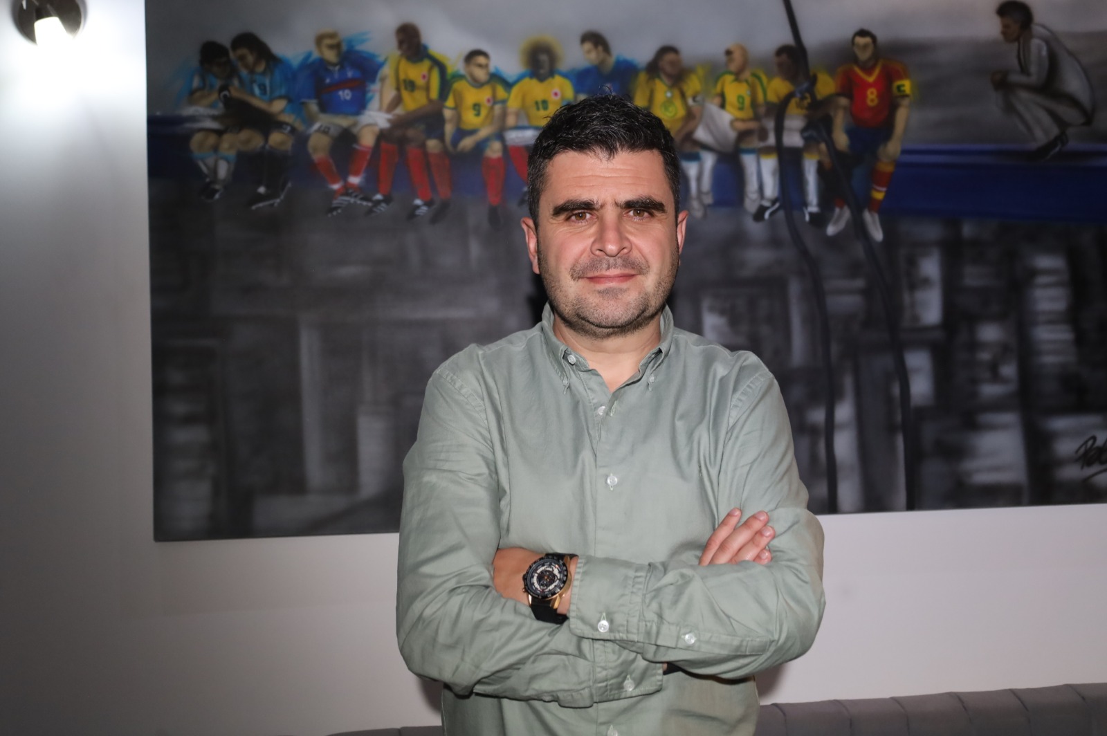 Juan Felipe Mirando fijamente