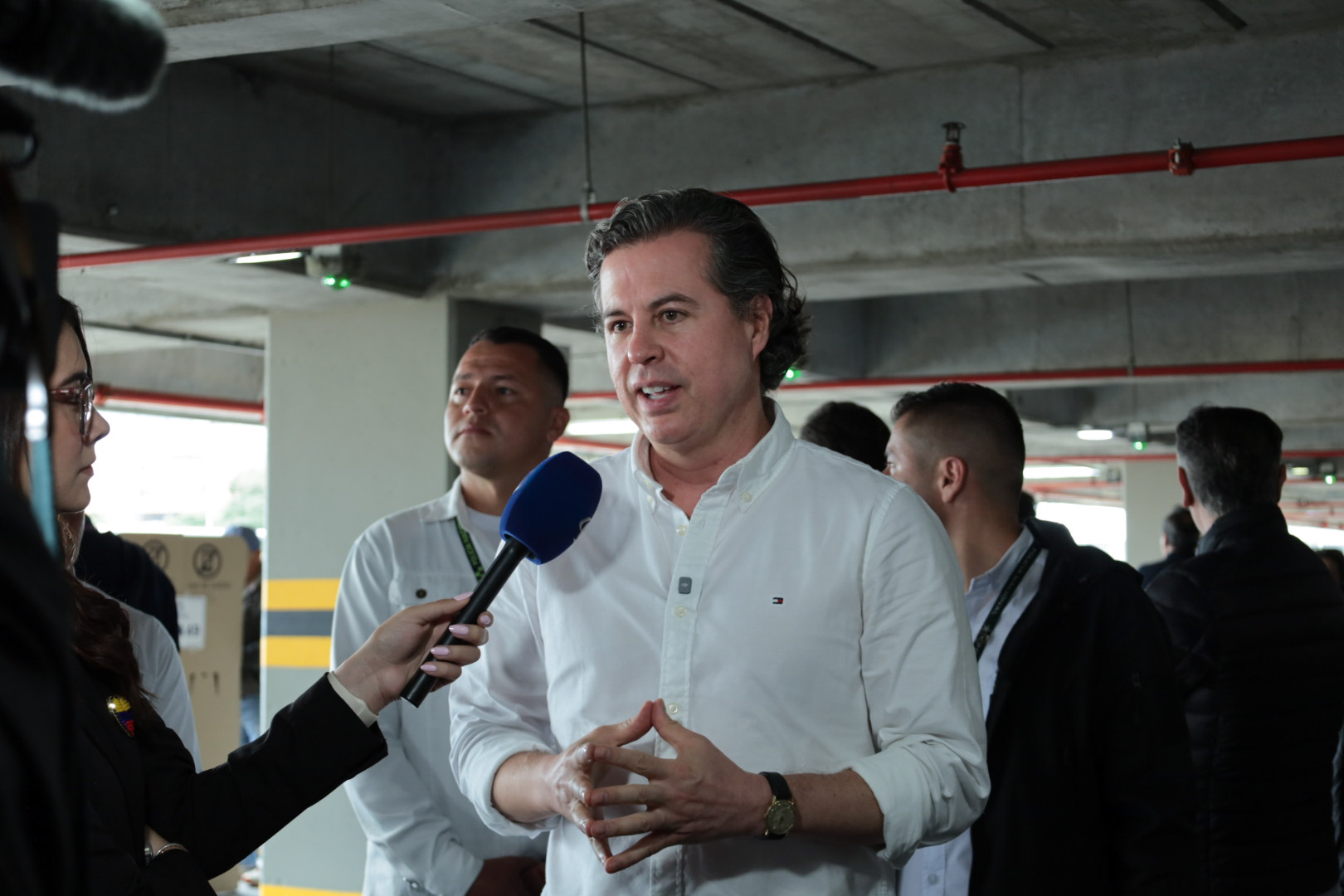Juan Manuel Galán dando una entrevista en elecciones 2026 1ra vuelta