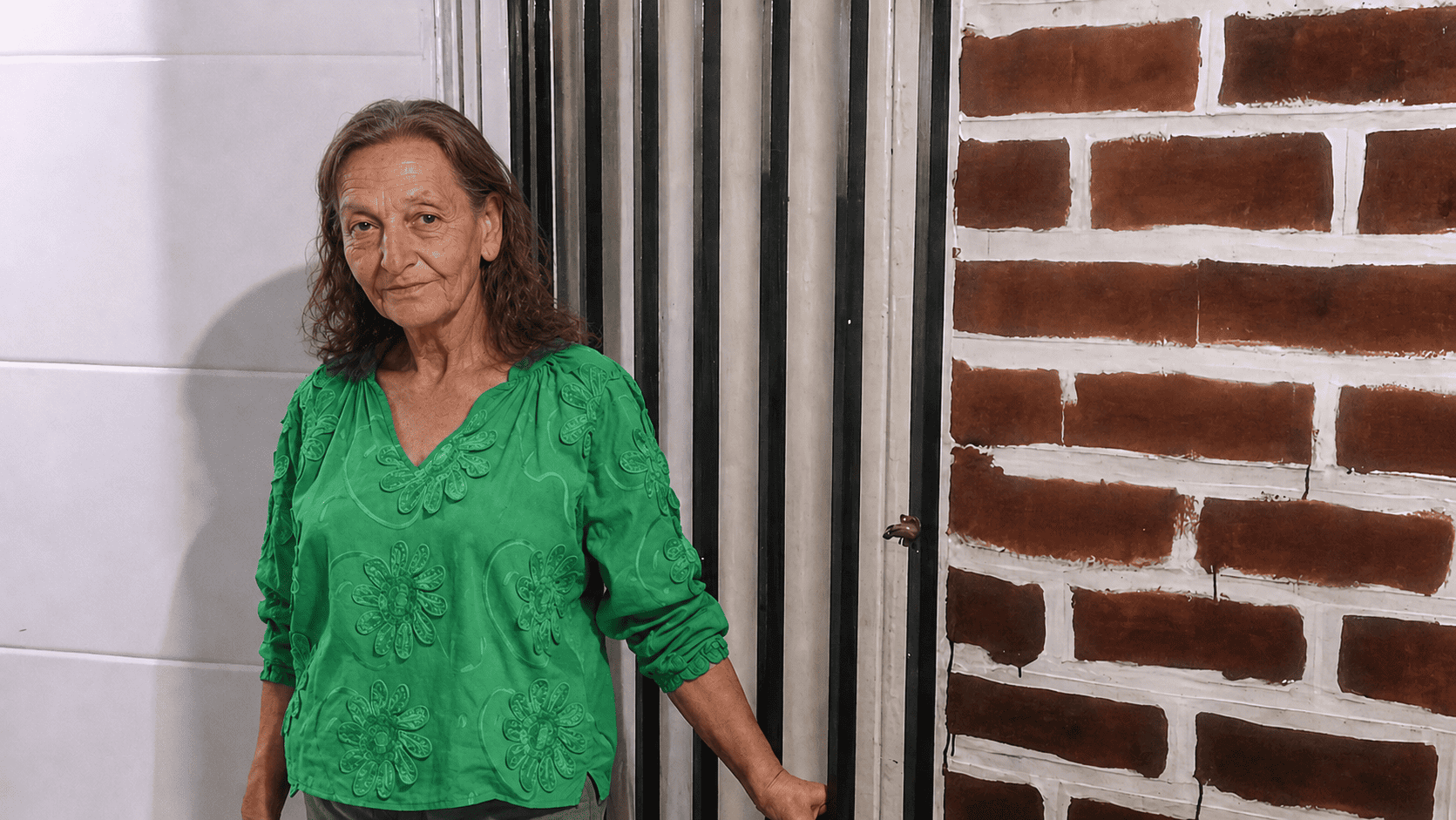 Tilcia en la puerta de su apartamento. 