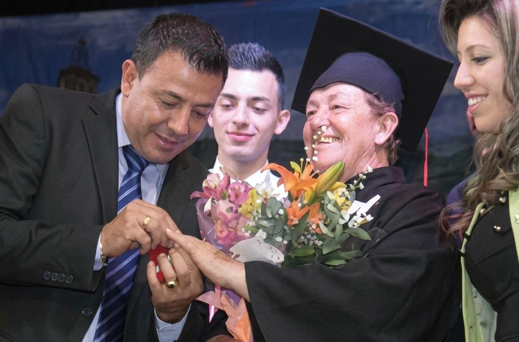 Imagen de Luz en su graduación con sus hijos 