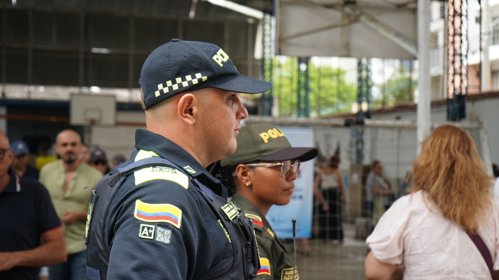 Agentes de la policía vigilando los puestos de votación en Bucaramanga