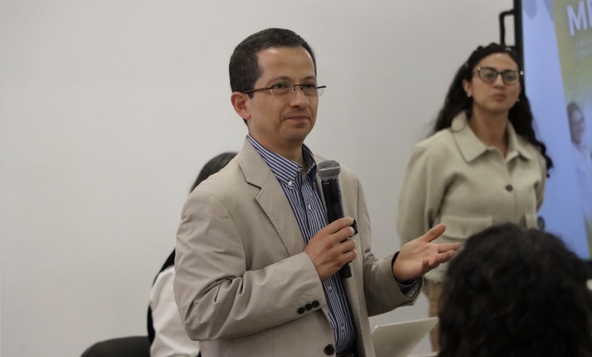  Álvaro Enrique Romero Tapia durante una intervención académica en la Facultad de Medicina de la Universidad de La Sabana.