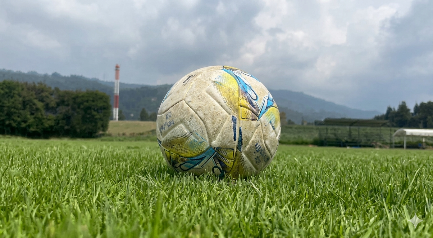 Pelota de futbol en campo abierto