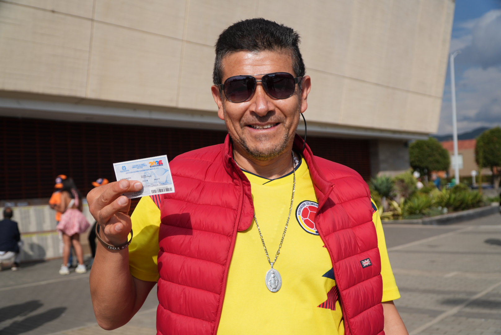 Votante en Cajicá muestra su carnet electoral