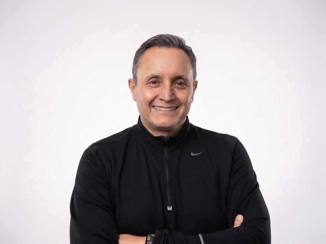 Oswaldo Amaya, anestesiólogo, en retrato profesional con fondo blanco.