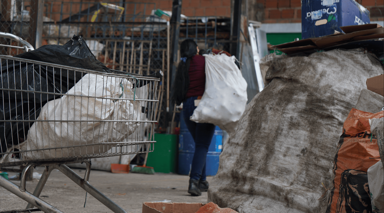 Recicladora de Chía llevando un costal