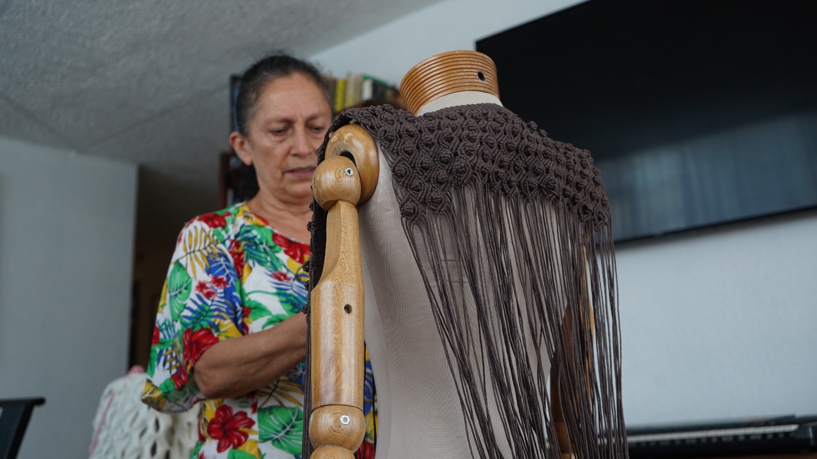 Artesana Araminta Cepeda con una de sus obras