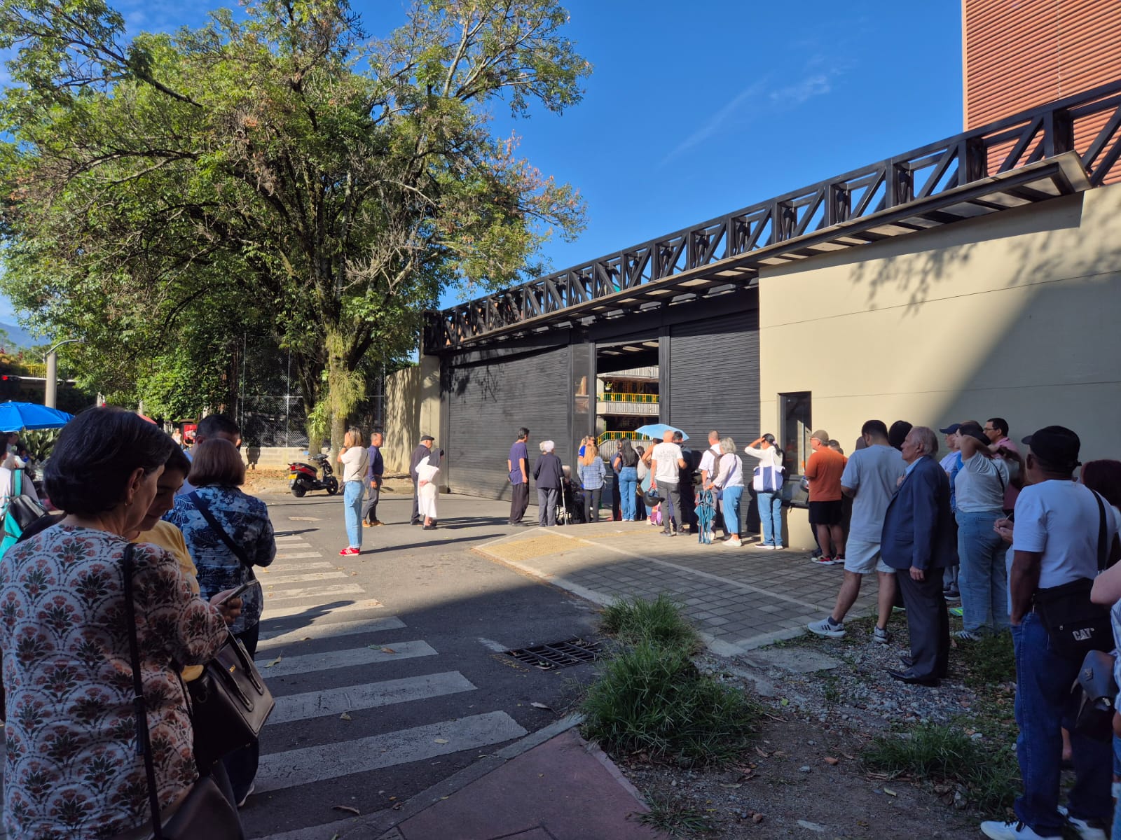Fila de votantes a las afueras del Politécnico Colombiano Jaime Isaza Cadavid. Tomada por Shakti Perea Patiño.