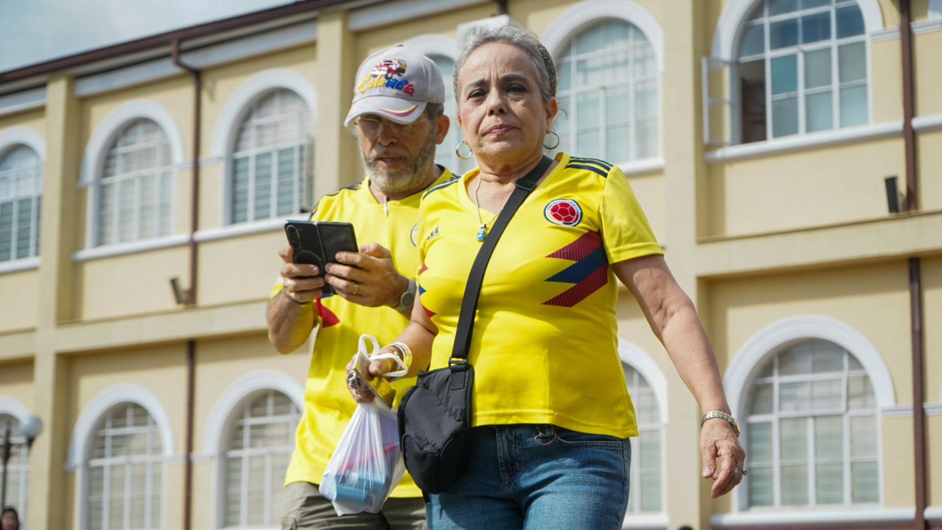 Ciudadanos colombianos en camino a votar por el próximo presidente del país.