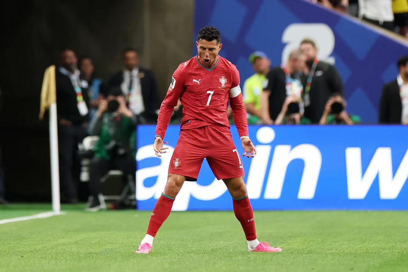 Cristiano Ronaldo celebrando su gol contra Uzbekistán