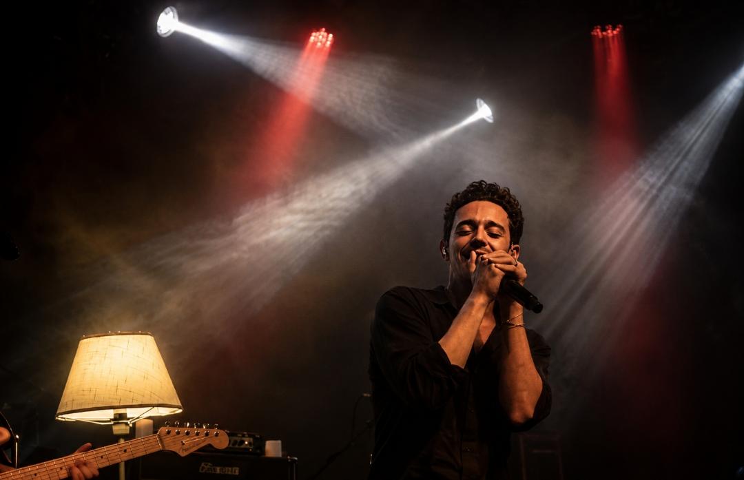 Ruggero en el escenario cantando durante su concierto en Bogotá. 