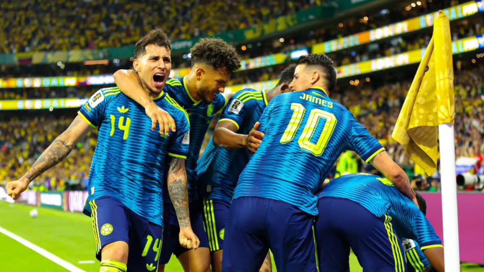 Jugadores de la Selección colombia celebrnado un gol.