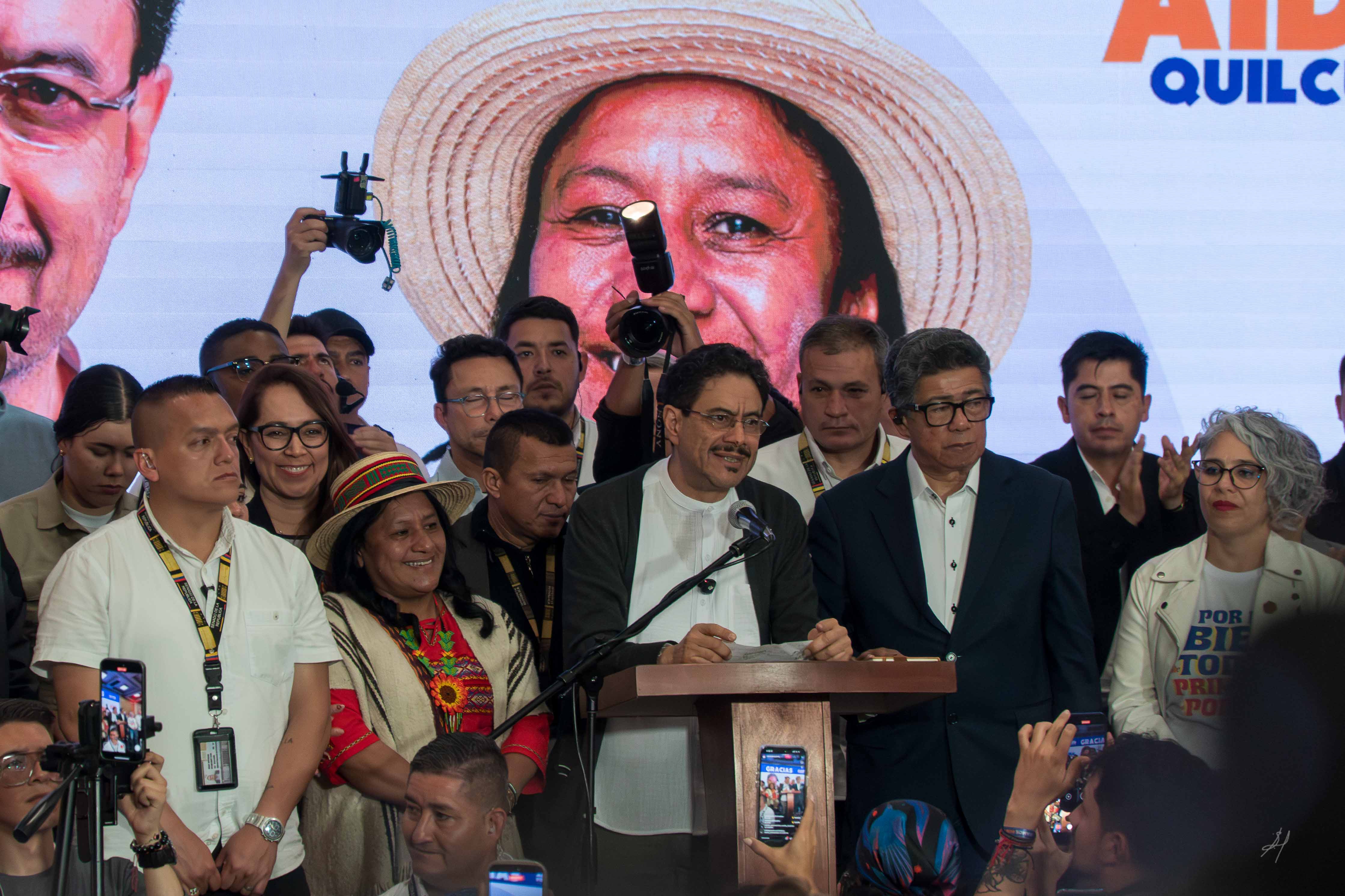Candidato presidencial y su fórmula vicepresidencial participan en un evento político junto a simpatizantes, líderes sociales y medios de comunicación.