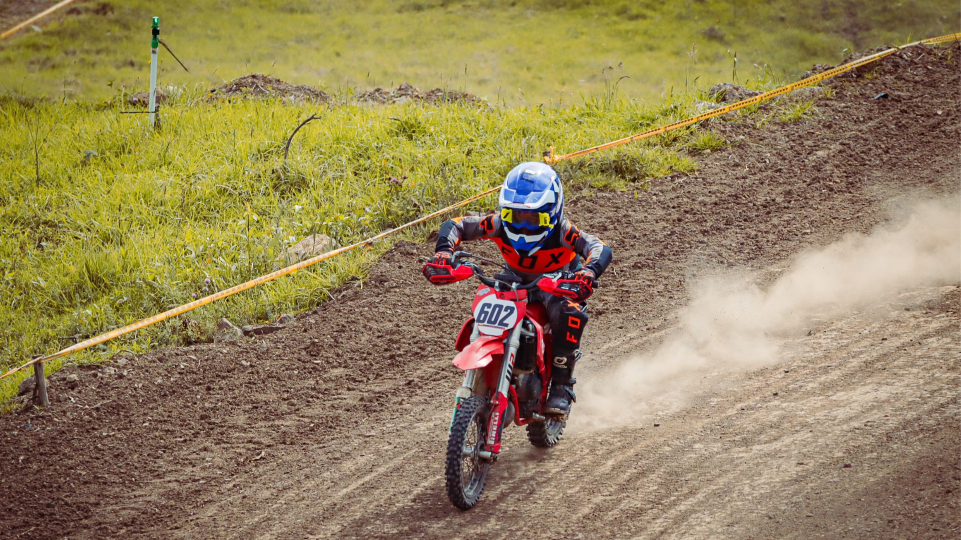 Piloto infantil Dominic Díaz durante una sesión de entrenamiento de motocross en una pista.