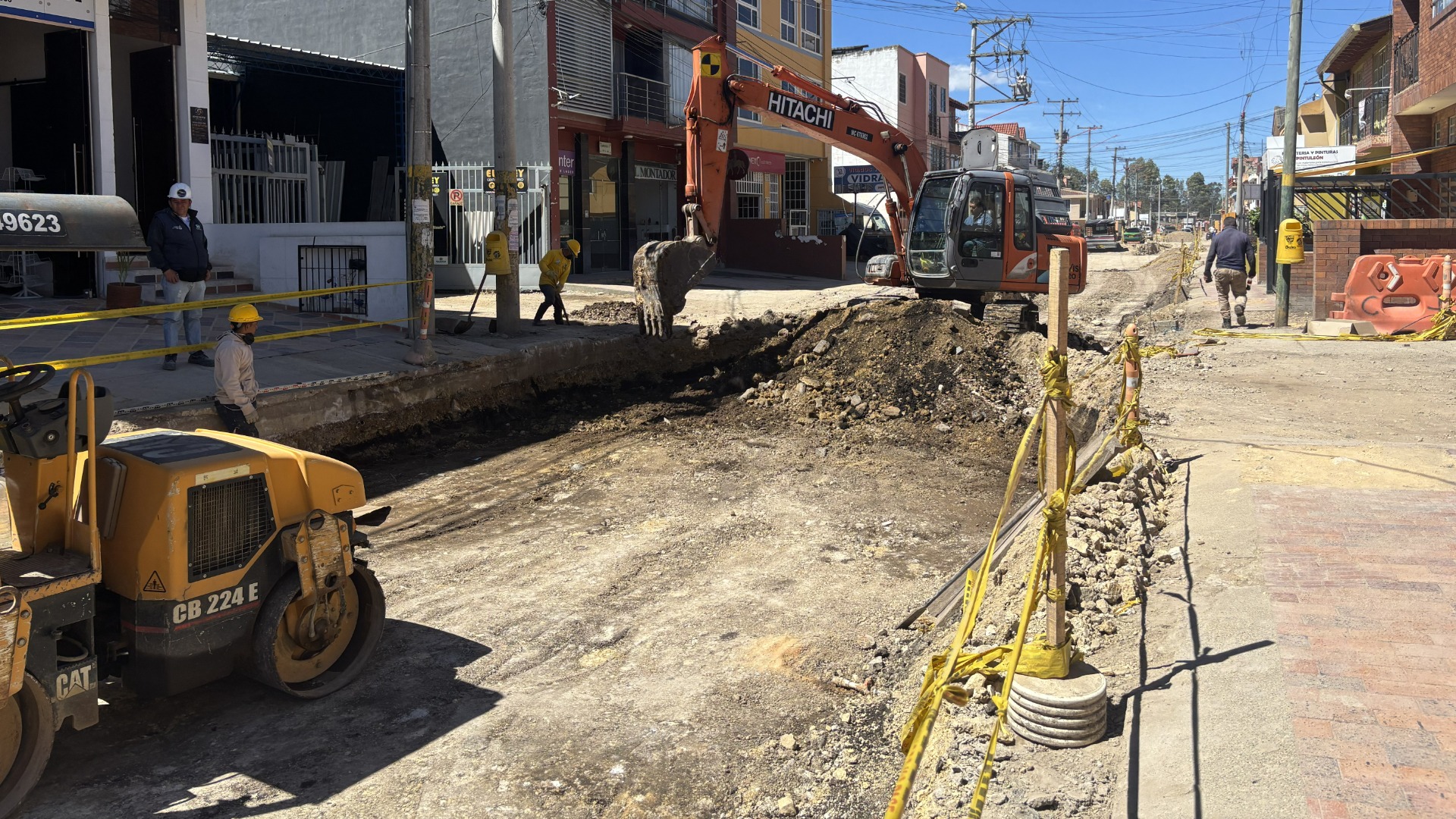 Maquinaria presente en la intervención de la carrera Primera, como parte del Plan Maestro de Alcantarillado de Tabio.