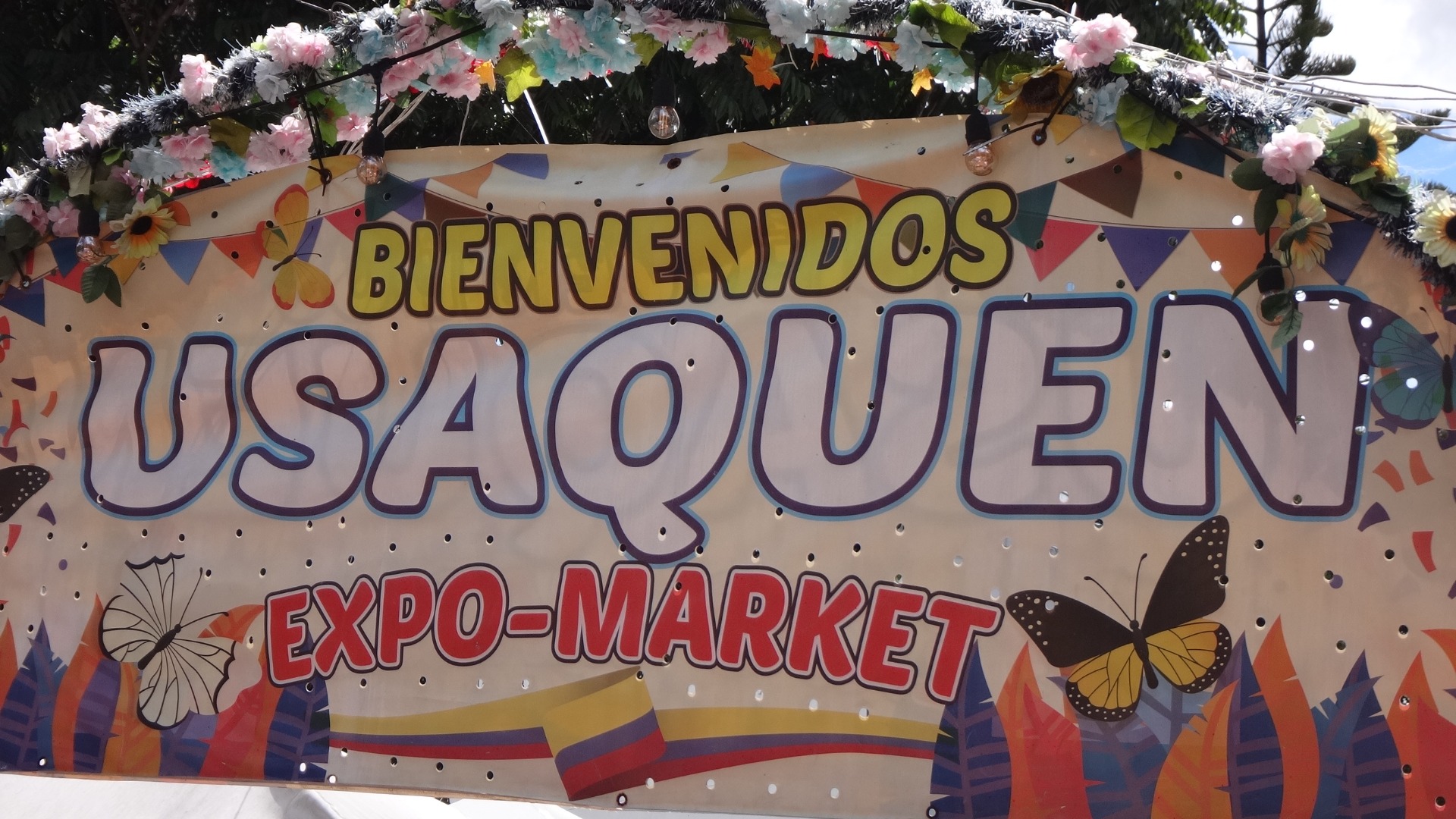 Letrero de entrada a la exposición de emprendimientos en Usaquén.