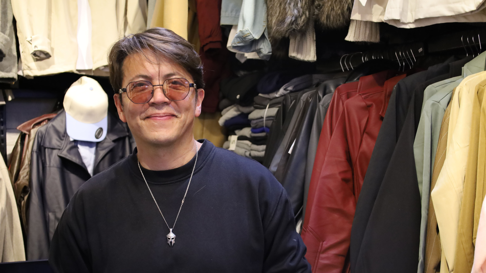 Omar Rojas diseñador de la marca Hollsting está sonriendo en su local en San Victorino
