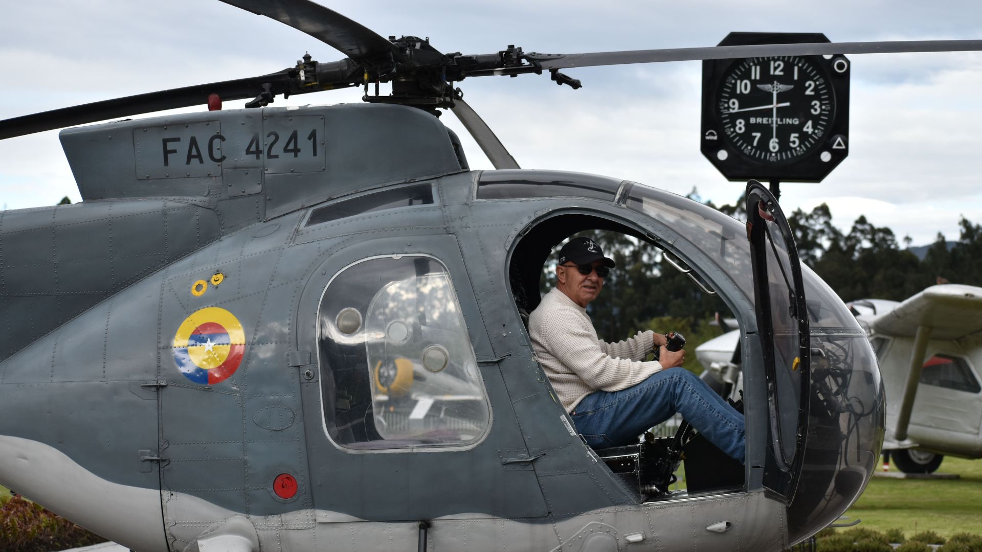 Ex piloto Luis Ignacio Barón montado en un helicóptero FAC 4241, color gris de la Fuerza Aérea Colombiana
