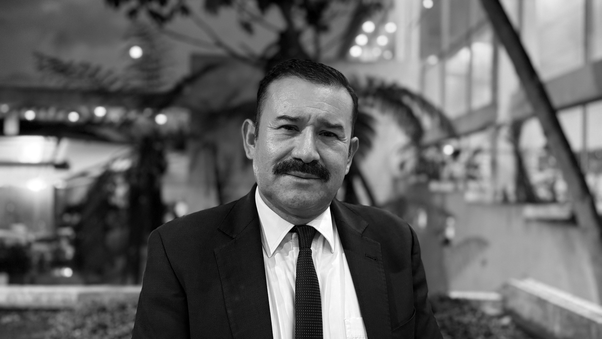 Coronel Raimundo Malagón vestido de traje, al aire libre y en blanco y negro.