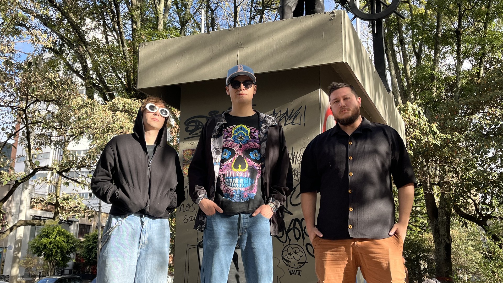 La banda Señal Débil o Inexistente posando en el Parkway 