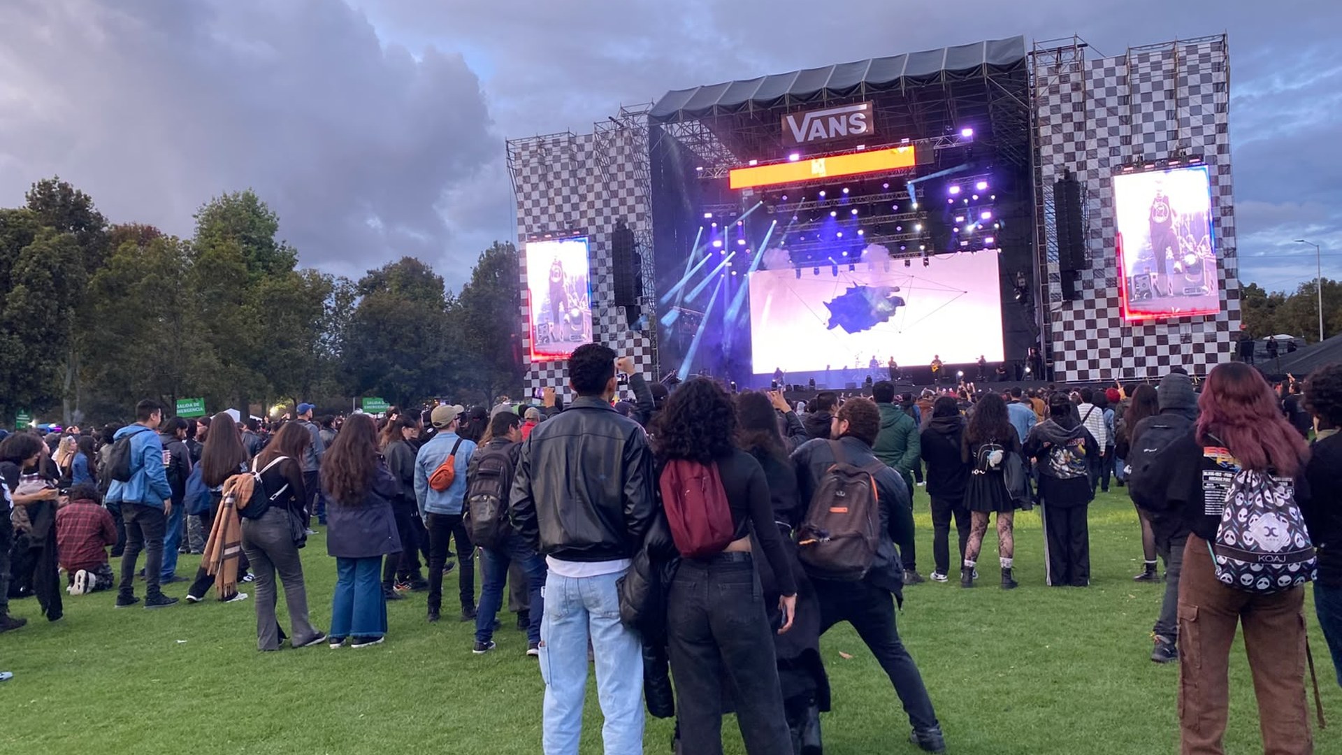Público mirando un show en la tarima de Vans de Rock al Parque