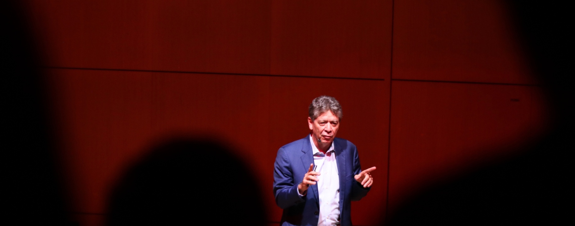 Bruce Mac Master, presidente de la ANDI, da una conferencia en la Universidad de La Sabana.